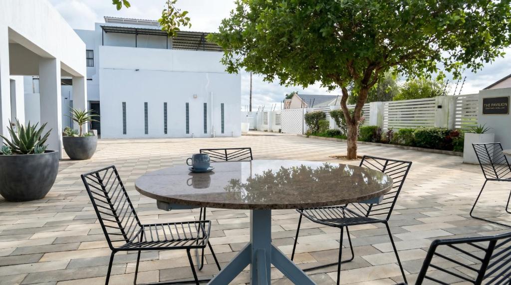 Courtyard dining at White House Residences