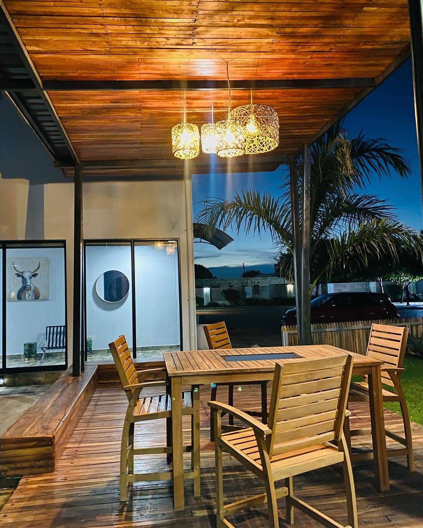The lounge beside the palms